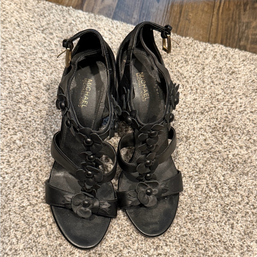 black heels - Picture 2 of 5